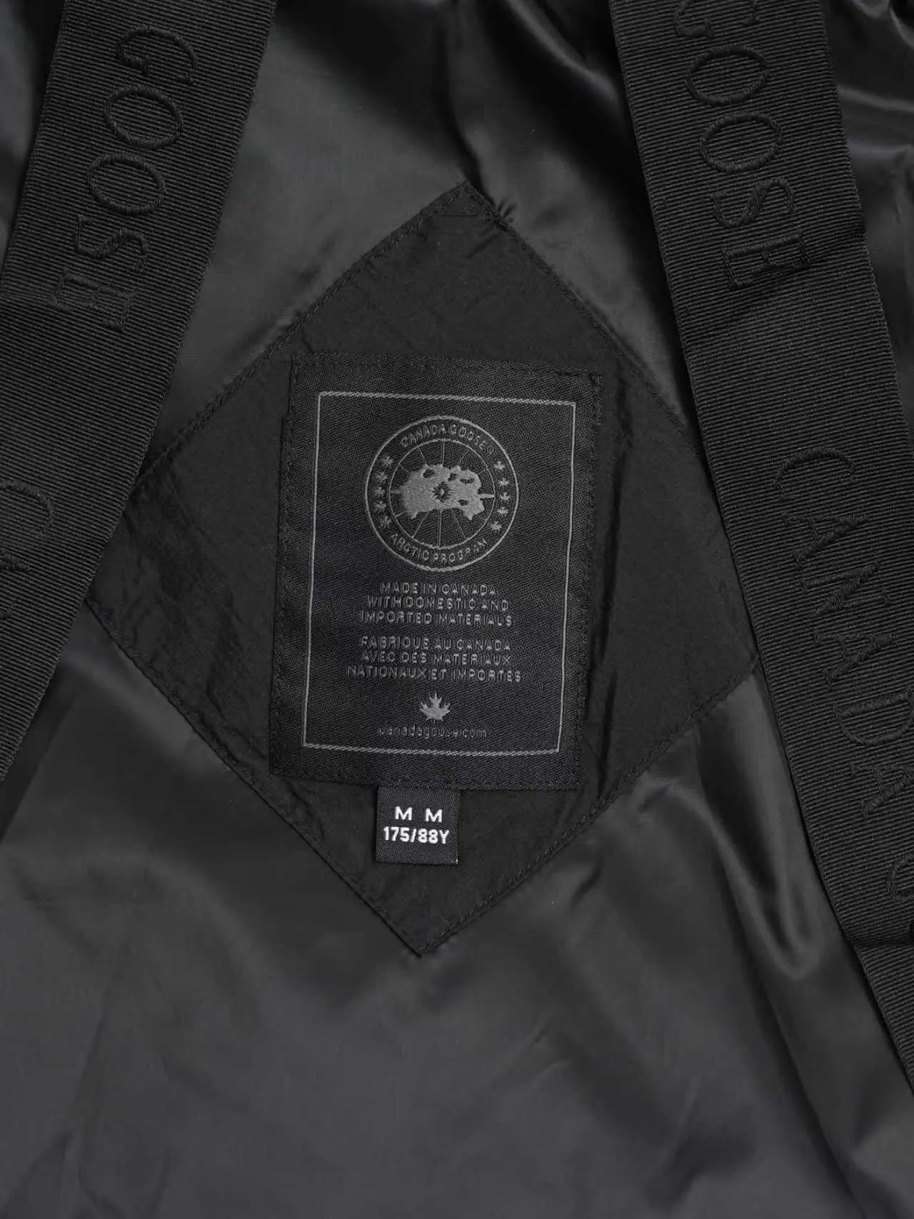 P840 Counter quality stand-up collar Sibu jacket [Exclusively for foreign trade] [Interchangeable black label and red label] Canada Goose LAWRENCE series quilted windproof and waterproof straight stand-up collar zipper down jacket Lawrence Puffer Jaet men's stand-up collar down jacket Color: black with red label. Size: XS S M L XL XXL.